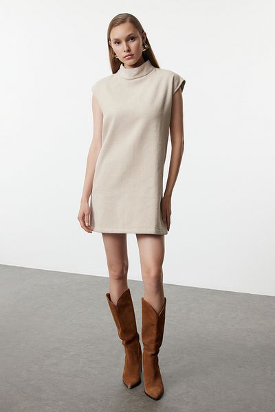 Trendyol Collection Beiges gerade geschnittenes Kleid mit Stehkragen - Twoaw25el00167
