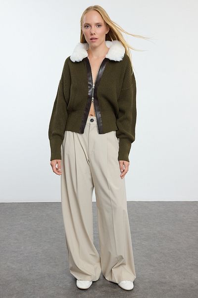 Trendyol Collection Khakifarbener Strick-Cardigan mit Reißverschluss – Pelzleder-Detail, TWOAW25HI00186