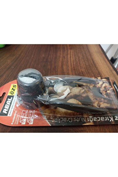 Real Özs Black Walnut Hazelnut Cracker