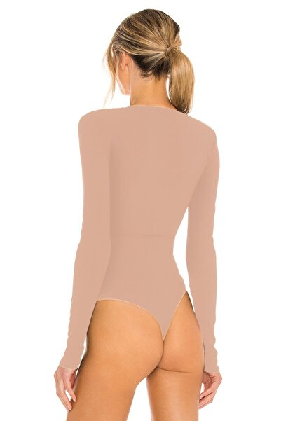 By Kul Design Γυναικείο κορμάκι από μεταξωτό ζέρσεϊ με λαιμόκοψη σε μπεζ χρώμα