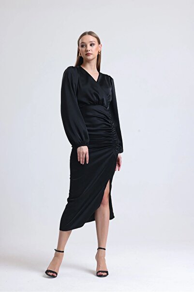 Bersi Butik Rochie midi neagră din satin cu fantă adunată în față