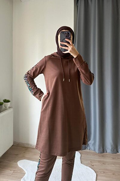 BURCU TESETTÜR Set de trening cu glugă în dungi de camuflaj TRN2050 Maro