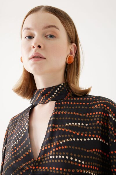 Exquise Λεπτομερής μπλούζα με λαιμό