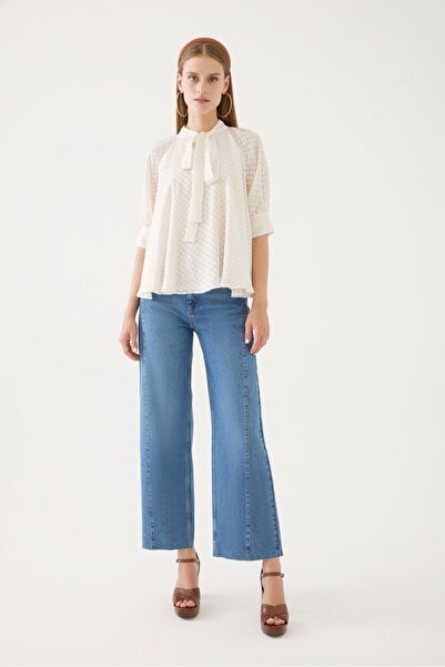 Exquise White Collar Tie-Up Blouse Model