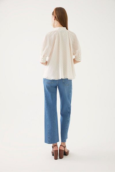 Exquise White Collar Tie-Up Blouse Model