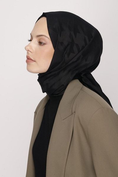 VALORSCARF شال أسود بنمط الجاكار الحريري