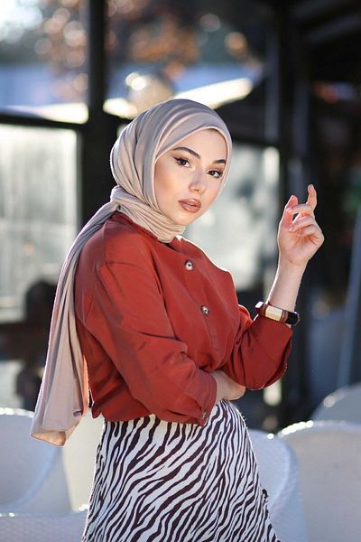 Organic Μοντέλο Hijap με χτενισμένο βαμβακερό σάλι Hijap Light Mink Hijab