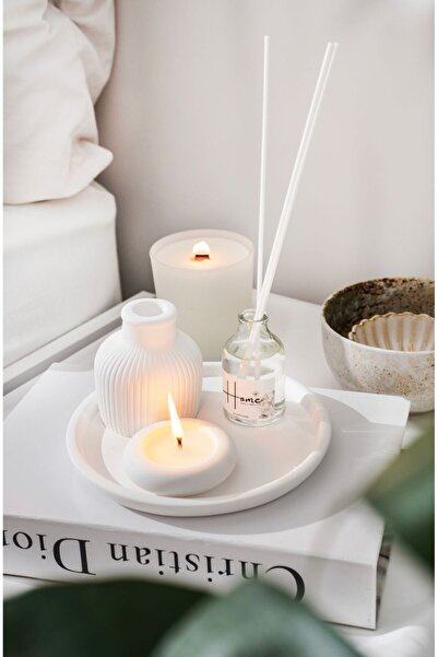 LALEZEN HOME 4Lü Set Cizgili beyaz Vazo + yuvarlak Mumluk + 50ml Japon kirazı koku + yuvarlak Tepsi