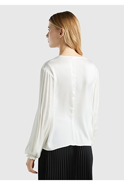 United Colors of Benetton Κρεμ μπλούζα με V λαιμόκοψη - Γυναικεία, Λεπτομερή μανίκια