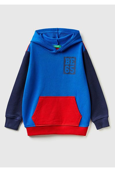 United Colors of Benetton سويت شيرت للأولاد باللون الأزرق العنابي مطبوع عليه شعار