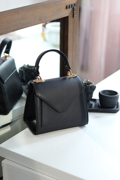 Moom Bag Γυναικεία τσάντα ώμου με λουράκι με λεπτομέρεια με μαύρο πτερύγιο