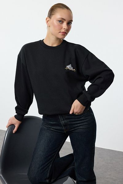 Trendyol Collection Dickes Fleece-Innenteil, schwarzes, besticktes Strick-Sweatshirt – normale Passform, TWOAW24sw00196