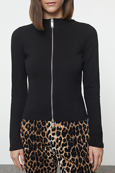 Trendyol Collection Pletená halenka BlackSlimFit – límec na zip, běžná velikost – Twoaw25bz00176