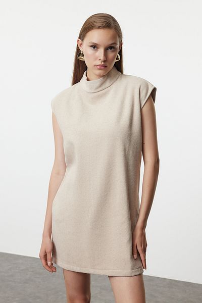 Trendyol Collection Beiges gerade geschnittenes Kleid mit Stehkragen - Twoaw25el00167