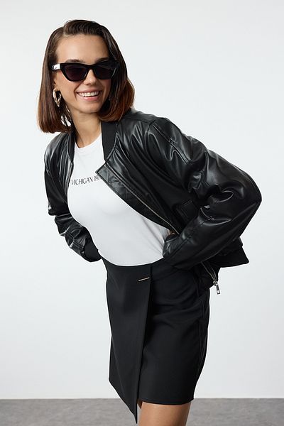 Trendyol Collection TWOAW25ET00070 Modell Schwarzer zweireihiger Minirock