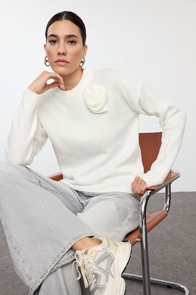 Trendyol Collection Pletený svetr s měkkou texturou Ecru - Rose Detailed, TWOAW25KZ00094