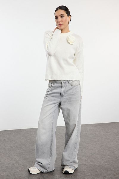 Trendyol Collection Pletený svetr s měkkou texturou Ecru - Rose Detailed, TWOAW25KZ00094