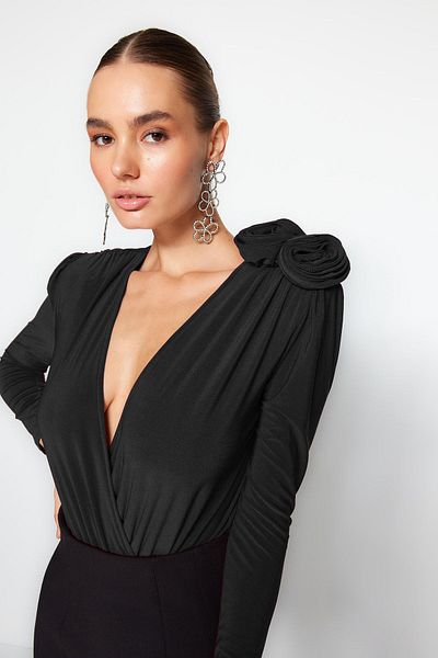 Trendyol Collection Body negru cu guler dublu trandafir cu detaliu accesoriu TPRAW24BD00012