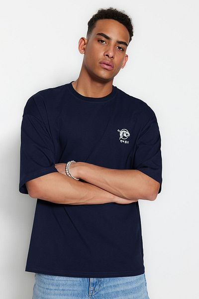 Trendyol Collection Námořnická modrá oversize bavlněné tričko se vzorem z Dálného východu - TMNSS24BF00052