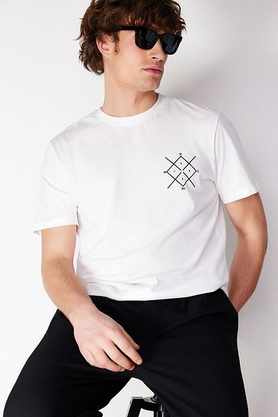 Trendyol Collection Μπλουζάκι εκρού με στάμπα - 100% βαμβάκι, συν μέγεθος, κανονική εφαρμογή TMNSS24BF00051