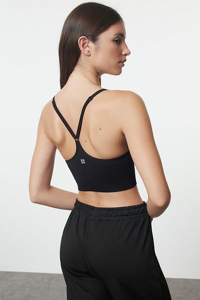 Trendyol Collection Nahtloser schwarzer Yoga-Sport-BH mit Seilriemen – THMAW25SS00003