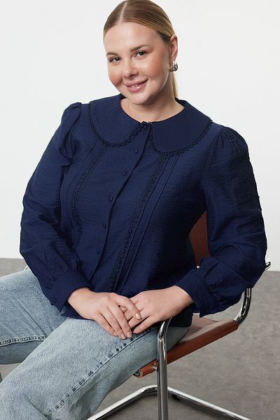 Trendyol Curve Marineblaues Spitzenhemd mit Ballonärmeln und Babykragen - TBBSS24AX00039