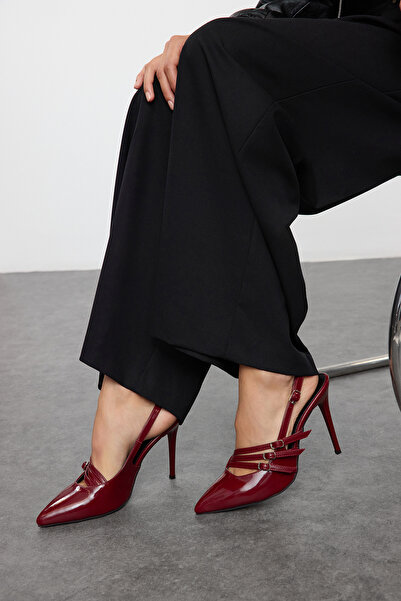 TRENDYOL SHOES Hegyes orrú bordó pántos vékony sarkú női cipő - TAKAW25TO00008