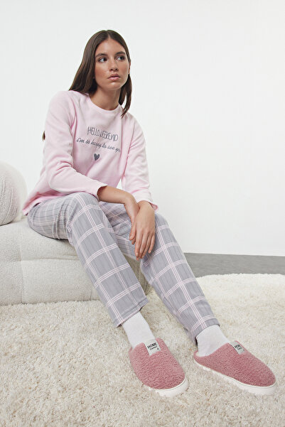 Trendyol Collection Pudrový kostkovaný fleecový pyžamový set se sloganem a srdcem - Thmaw25Pt00124