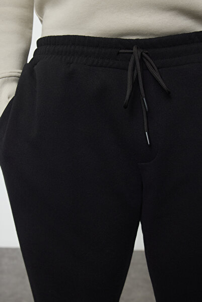 Trendyol Collection Plus SizE Black SwEatpants - Regular Cut TMNAW25AJ00004