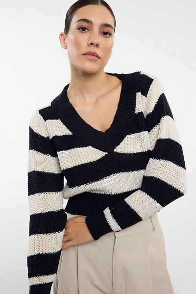 Trendyol Collection V-nyakú sötétkék csíkos kötöttáru pulóver - Crop, Twoaw25kz00347