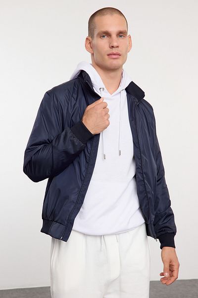 Trendyol Collection Marineblaue, reguläre Passform, saisonale Jacke, Windjacke TMNAW25MO00027