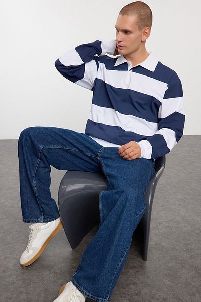 Trendyol Collection Übergroßes Sweatshirt mit Indigo-Polokragen – gestreift, TMNAW25SW00023