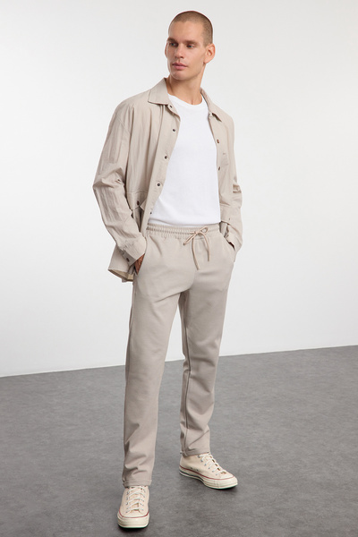 Trendyol Collection Μπεζ κανονική εφαρμογή πλεκτό ελαστικό άνετο δέσιμο στη μέση ελαστικό υφασμάτινο παντελόνι με διπλό πόδι TMNAW25PL00002