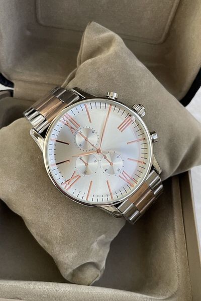 Leerybee Complete Your Style with Silver Color Dazzling Men's Wristwatches!