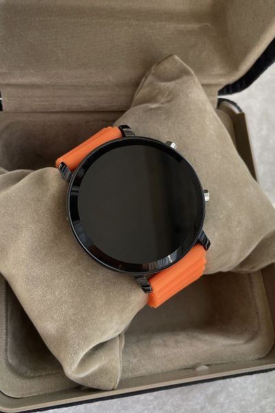 Leerybee Unisex Wristwatches to Complete Your Elegance Here!