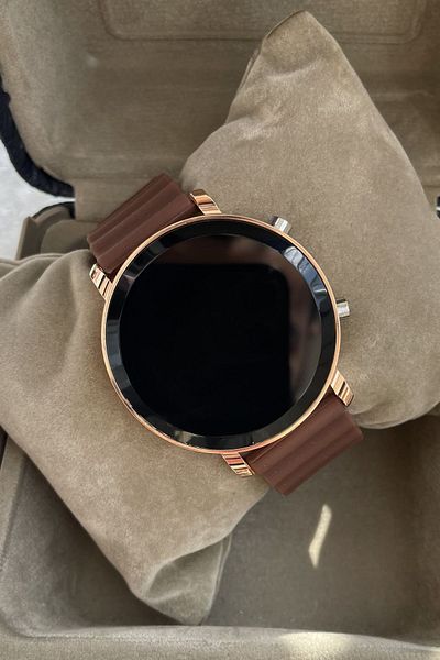 Leerybee Unisex Wristwatches to Complete Your Elegance Here!