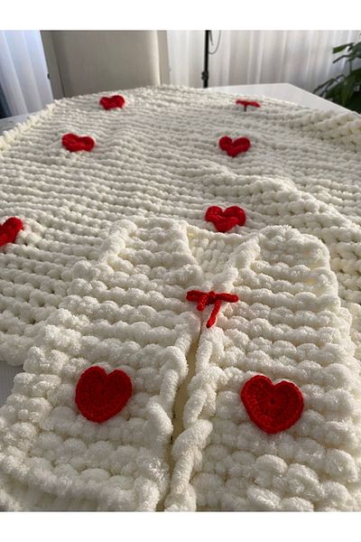ÖRGÜCÜ DESİGN Baby Blanket Vest and Puffy Heart Set