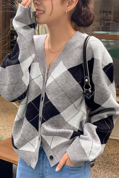 Know Šedý diamantový vzor - Cardigan s vypnutým ramenem a zapínáním na knoflíky