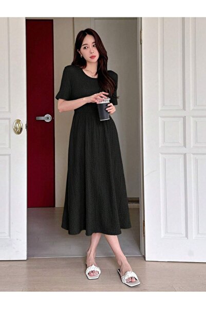 Know Μαύρο μίντι φόρεμα με λεπτομέρεια με κοντό μανίκι