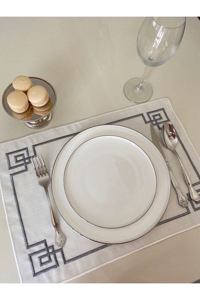 LİNDA MİA Set de 6 servetele de loc cu sclipici argintii brodate geometrice