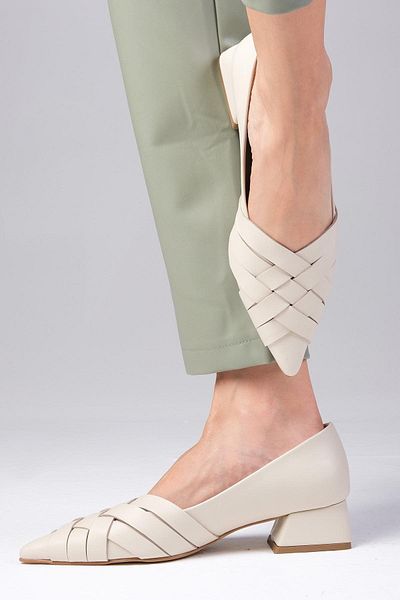 Mio Gusto Dámské boty na nízkém podpatku Peyton Beige Pointed Toe