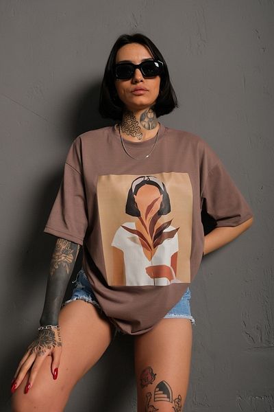 Trendseninle Tricou oversize cu imprimeu cu figuri imaginare maro pentru femei