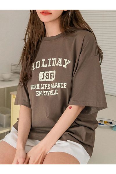 Trendseninle Braunes Holiday 1961 bedrucktes Oversize-T-Shirt für Damen