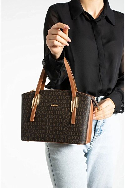 Just Polo حقيبة يد نسائية منقوشة ومزخرفة باللون الكريمي مع إغلاق مغناطيسي MH4...