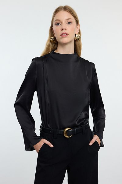 Trendyol Collection Schwarze Satinbluse mit Rundhalsausschnitt - TWOAW25BZ00040
