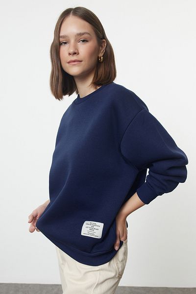 Trendyol Collection Normál legénynyakú sötétkék kötött pulóver – részletes címke Twoaw24sw00289