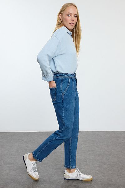 Trendyol Collection Ψηλόμεσο σκούρο μπλε Mom Jeans - Άνεση με λεπτομέρεια ραφής TWOAW25JE00188