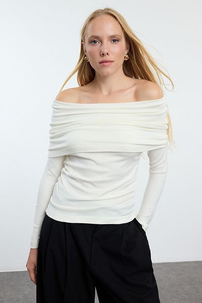 Trendyol Collection Premium Ecru Strickpullover mit Carmen-Kragen - Spezialgarn TWOAW25KZ00157