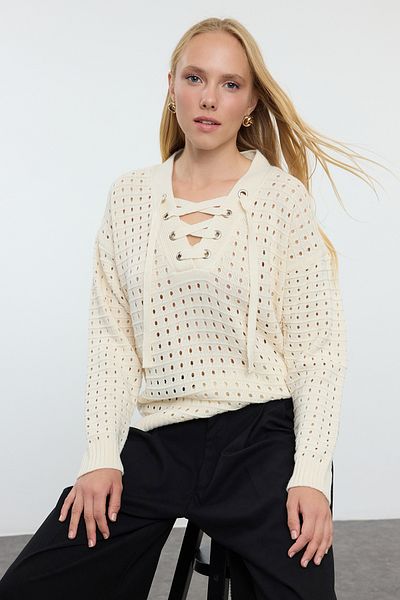 Trendyol Collection Ecrufarbener Strickpullover mit weiter Passform – Spitzendetails und durchbrochene Löcher Twoaw25kz00343