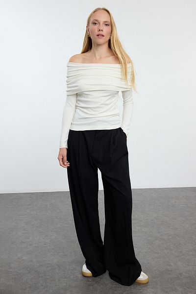 Trendyol Collection Premium Ecru Strickpullover mit Carmen-Kragen - Spezialgarn TWOAW25KZ00157